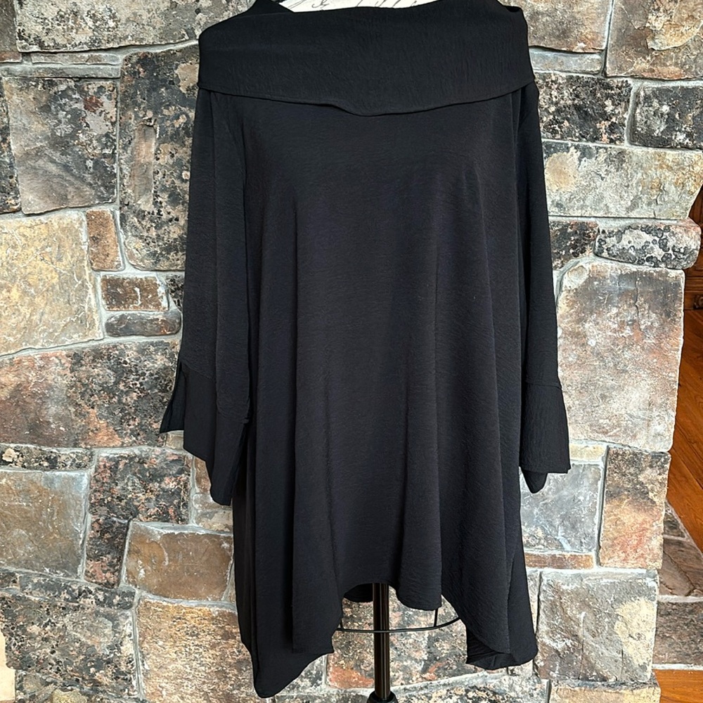Black airflow tunic